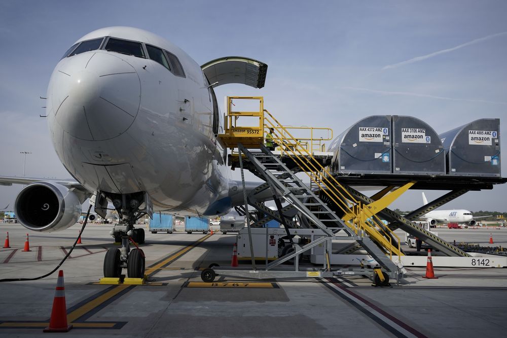 freight forwarding agents loading air freight